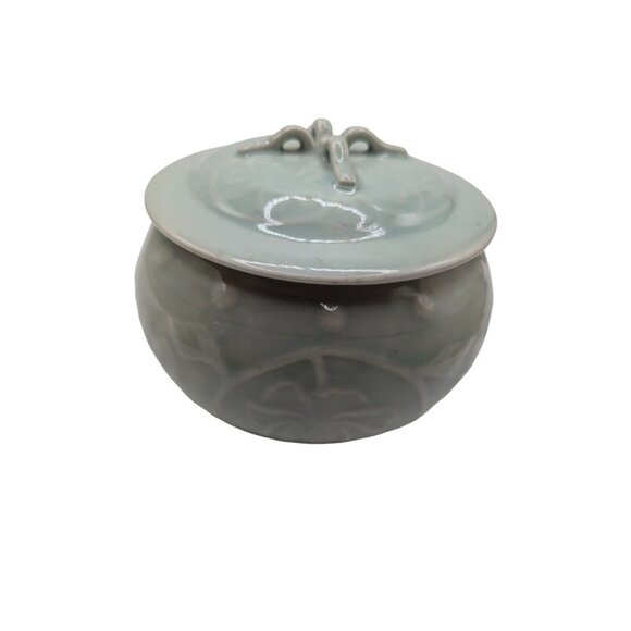 Vintage Handmade Celadon Tureen Covered Serving Bowl Dimensional - Picture 16 of 16